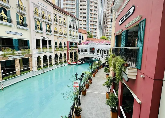 Luxurious Viceroy Walk To Venice Grand Canal Manila